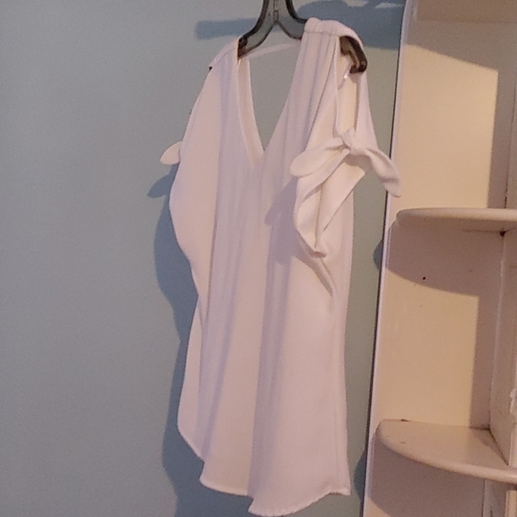 White blouse - Picture 3 of 4